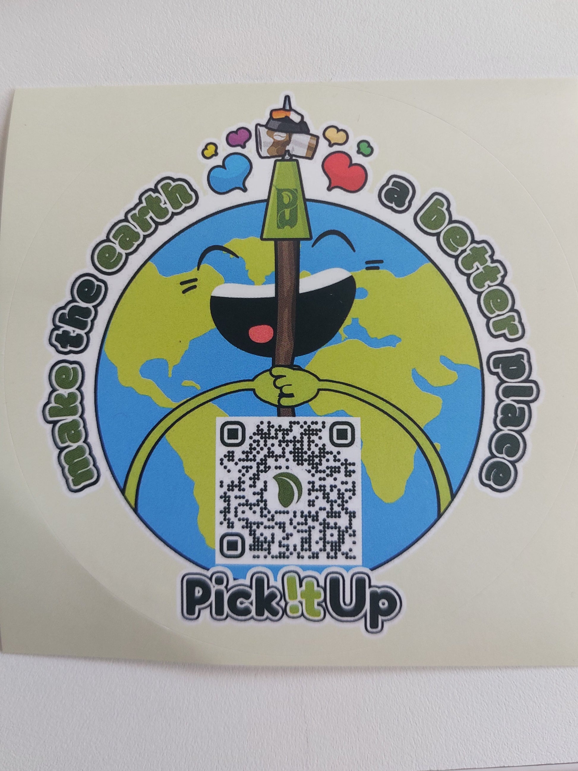 Ein Sticker auf dem ein QR code ist mit Earthy dem Maskottchen und dem Schriftzug make the earth a  better place.