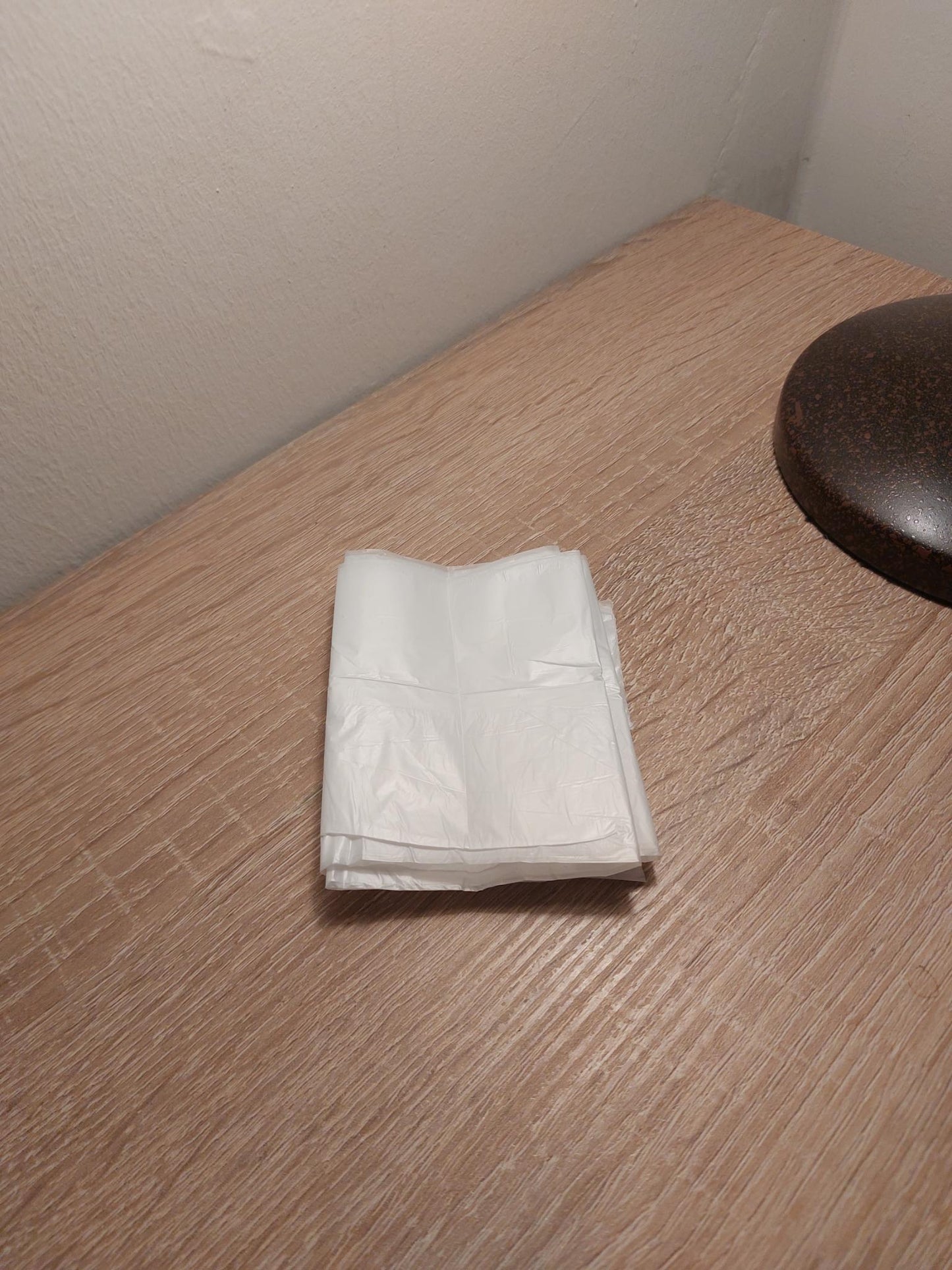 eine gefalltet Mülltüte auf einem Tisch
