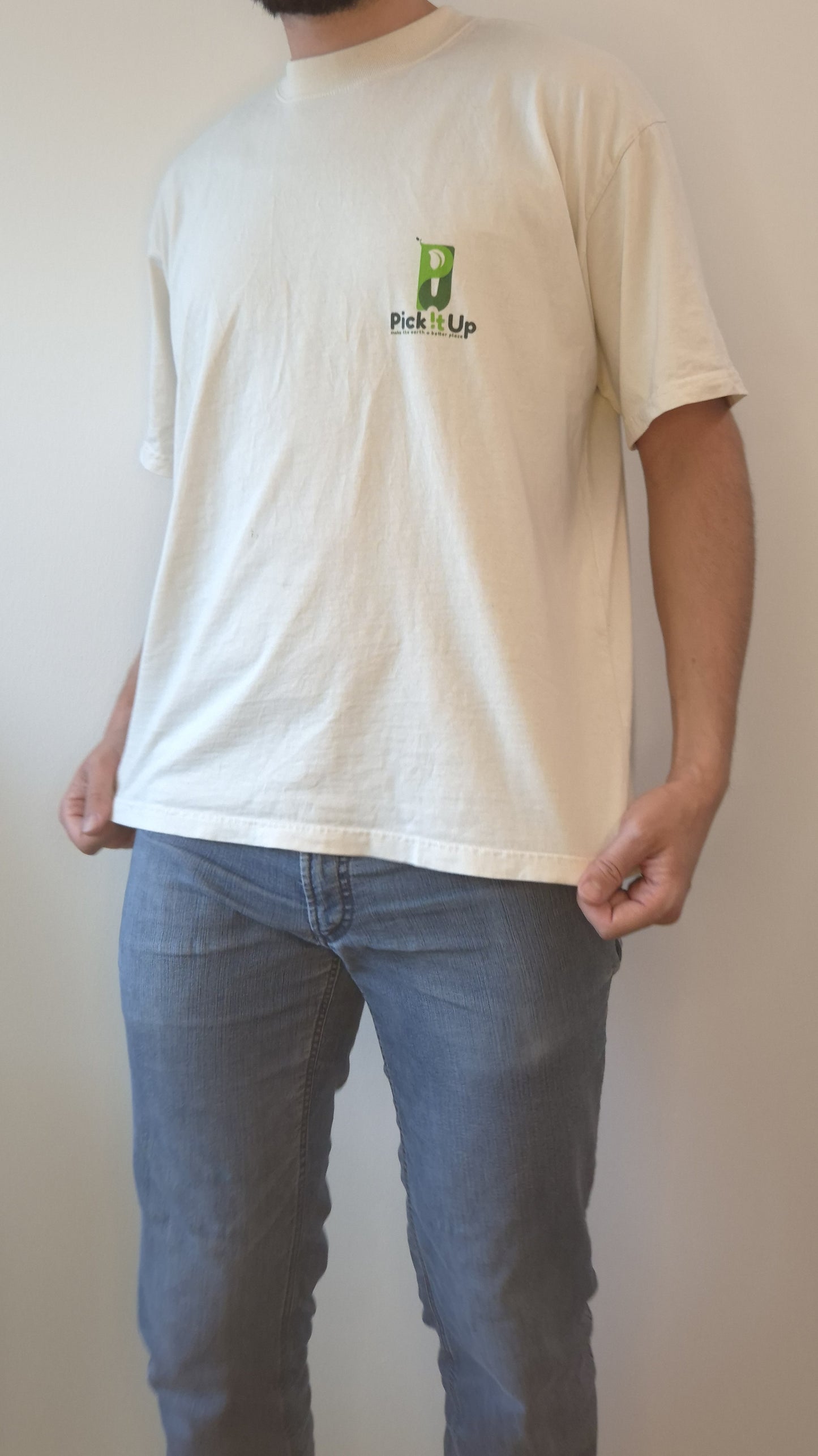 Ein T-Shirt getragen von einem Man mit Logo des Unternehmens Pick it Up auf der Brust