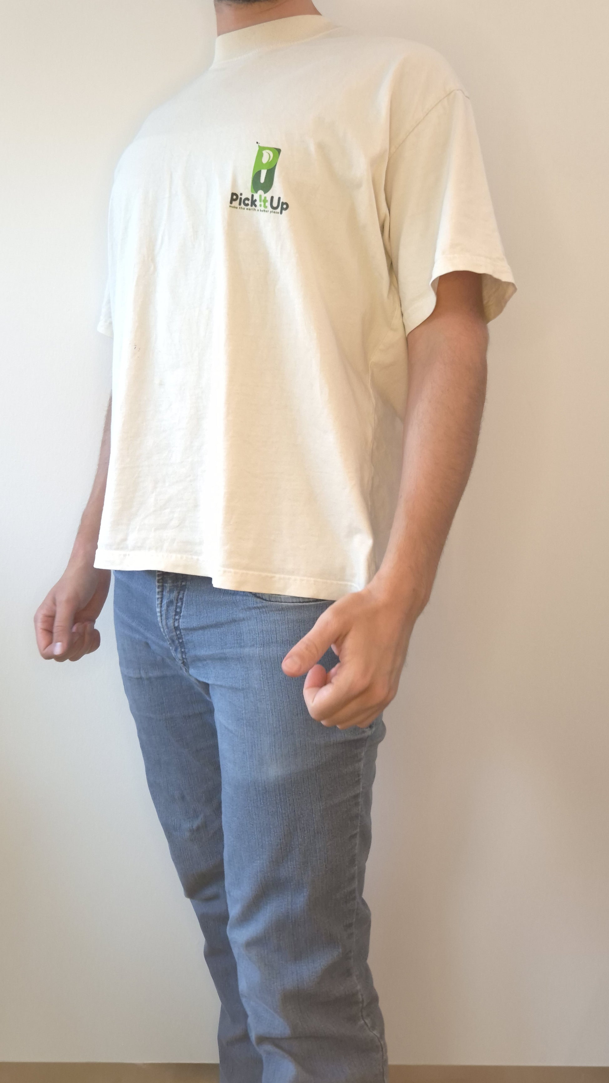 Ein T-Shirt getragen von einem Man mit Logo des Unternehmens Pick it Up auf der Brust