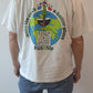 Ein T-Shirt getragen von einem Man von hinten zu sehen. Dort ist ein Aufdruck zu sehen eine Erde mit gesichtu und einem Müllpicker. drunter ist ein QR Code