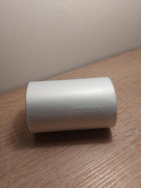 eine Mülltütenrolle auf einem Tisch