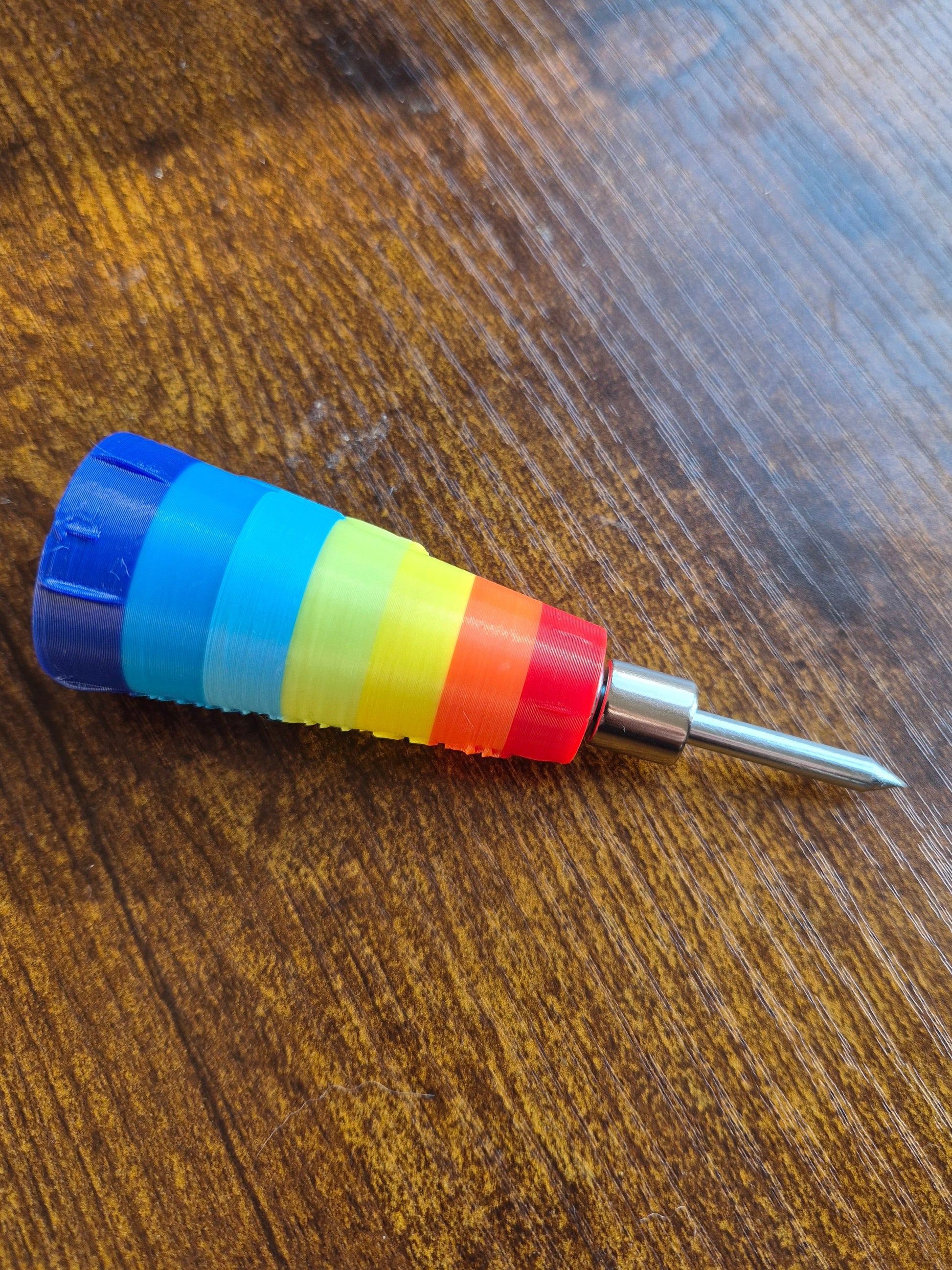 Ein Regenbogen Umweltfreund mit Spitze und 4,4kg Magnet