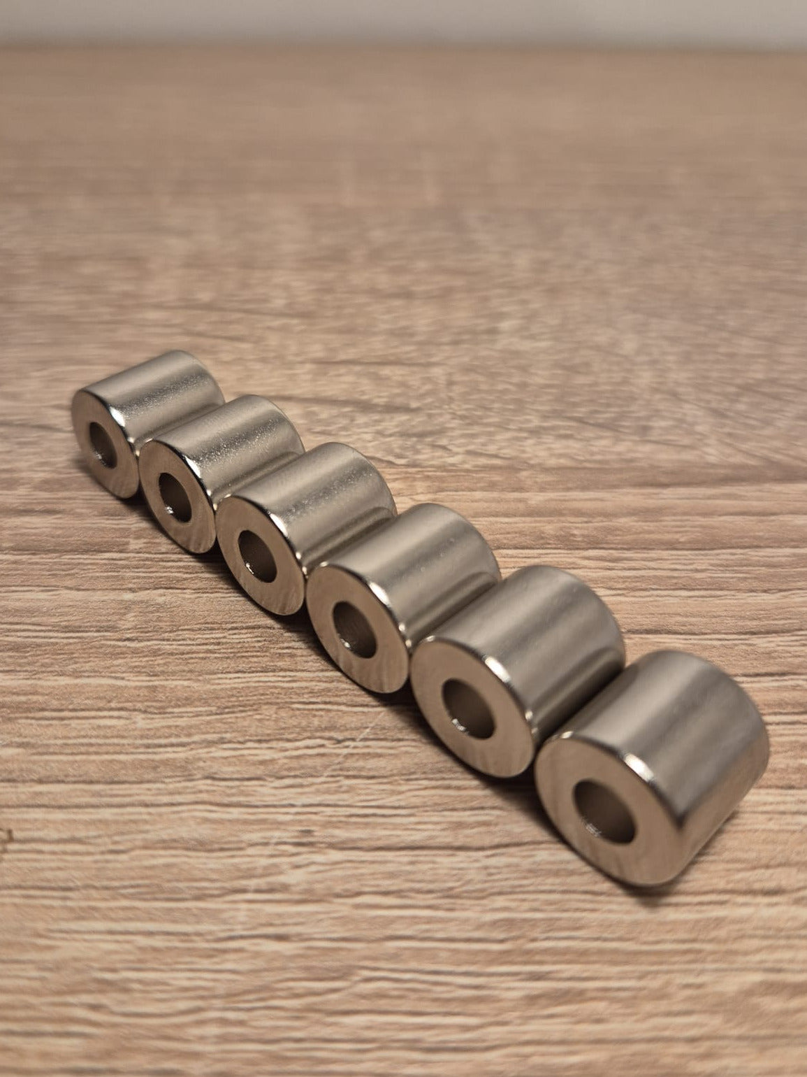 Sechs_4_4_Kg_Magnet aufgereiht in einer reihe