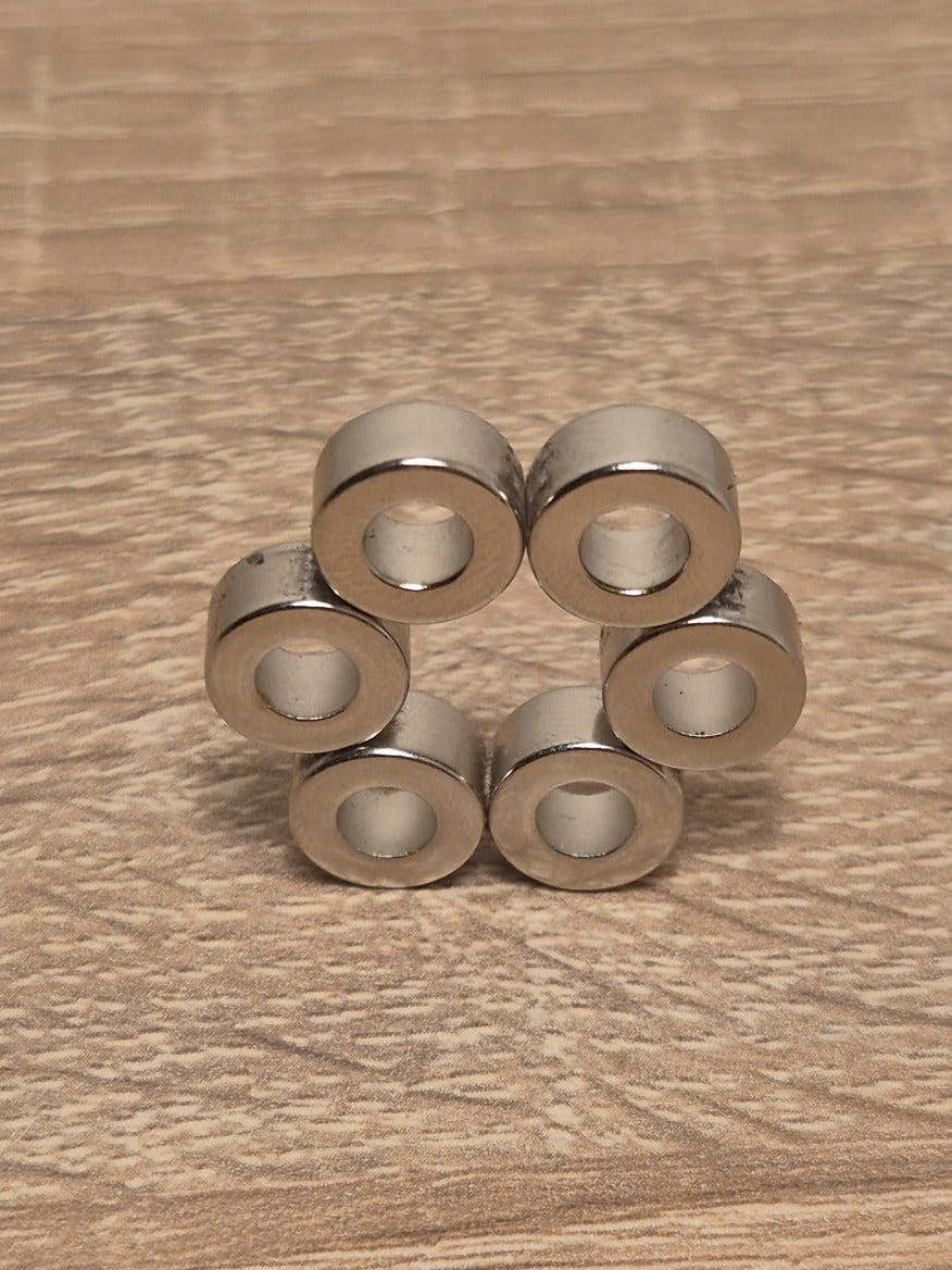 Sechs Runde Magnete die in einer Kreisform angeordnet sind und aufstellt wurden