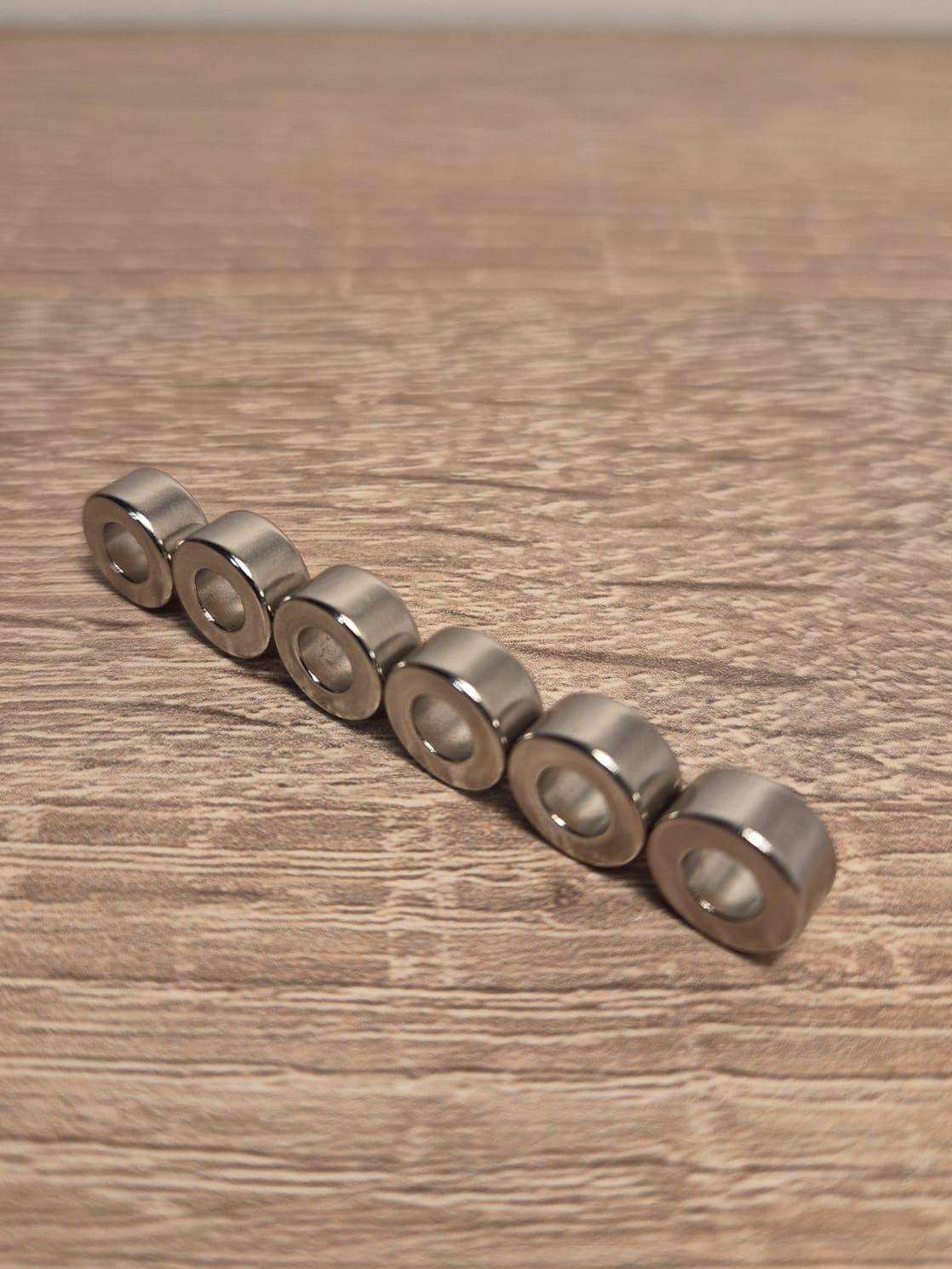 Sechs 700g Magnete in einer reihe aufgestellt 