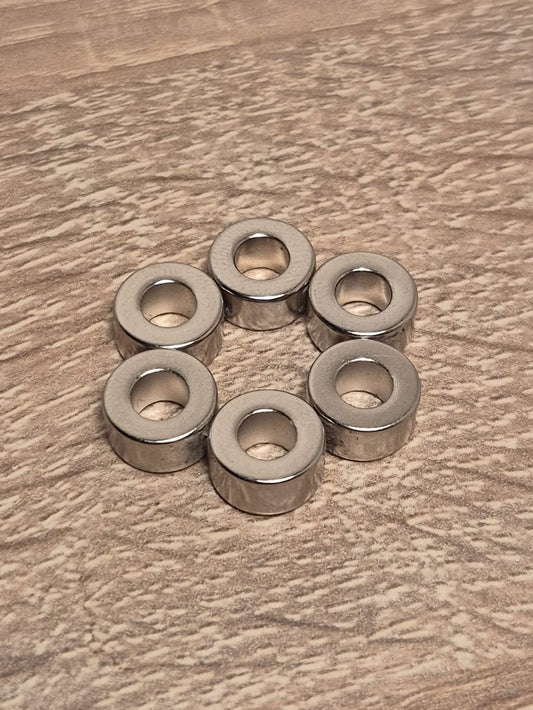 sechs Runde 700g Magnete in einer Kreisform angeordnet liegend auf Holz untergrund